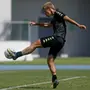 Após quatro dias sem trabalhar com bola, Honda treina sem limitações no Botafogo e se aproxima de estreia