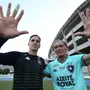 Ídolo do Botafogo, Manga acompanha treino e aconselha os goleiros. Veja o vídeo