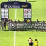 Jogadores do Botafogo entram em campo com faixa em protesto pela volta do futebol e se ajoelham contra o racismo