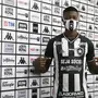 Matheus Babi assina contrato de empréstimo até o fim de 2021 com o Botafogo e veste a camisa