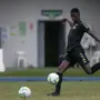 Matheus Babi impressiona em treino de finalizações do Botafogo, e joia brinca: ‘Não sei se é destro ou canhoto’