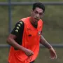Clube do Oriente Médio tenta levar jovem lateral Hugo para testes, mas Botafogo não libera