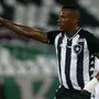 Guilherme escapa de dispensa e se firma como opção no meio do Botafogo
