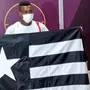 CHEGOU! KALOU DESEMBARCA NO RIO E EXIBE A BANDEIRA DO BOTAFOGO