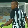 Alerta na lateral esquerda do Botafogo: Guilherme Santos sente dores na coxa e Victor Luis não deve encarar o Athletico-PR