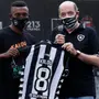 KALOU É APRESENTADO E VESTE PELA PRIMEIRA VEZ A CAMISA ALVINEGRA: &#8216;O BOTAFOGO ME ESCOLHEU&#8217;