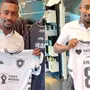 Kalou volta a General Severiano, visita loja e posa com camisa do Botafogo contra o racismo