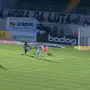 Após falhar, goleiro do Red Bull Bragantino reclama do juiz em gol do Botafogo (?!)