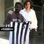 Ansioso e de malas prontas para o Brasil, Kalou posa para foto com camisa retrô do Botafogo de Nilton Santos
