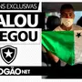 Kalou posa com bandeira do Botafogo, ganha bandana e dá seu primeiro autógrafo no Rio. Veja imagens exclusivas!