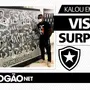 Kalou faz visita surpresa ao Botafogo, se impressiona com troféus e diz que quer entrar para galeria de ídolos