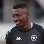 Com provável estreia de Kalou, Botafogo encara o Coritiba pelo Brasileiro