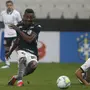 Comentarista chama Kalou, do Botafogo, de &#8216;Kanu&#8217; e critica: &#8216;Ele se arrasta em campo&#8217;