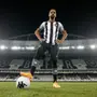 Caio Alexandre exalta novo uniforme do Botafogo: &#8216;Motivado e ansioso pra honrar essa camisa linda&#8217;
