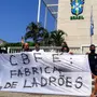 Torcedores do Botafogo protestam na sede da CBF contra arbitragem, pedem fim do VAR e saída de Gaciba