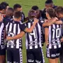Kalou mostra liderança em roda com o time do Botafogo antes de clássico decisivo contra o Vasco