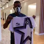 Grupo de torcedores do Botafogo de São Paulo presenteia Kalou com camisa e carta desejando boas-vindas