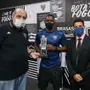Marcelo Benevenuto, do Botafogo, recebe troféu de melhor zagueiro do Carioca: ‘Ficou fera’