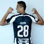 De volta ao Botafogo, Cícero posa com torcedor e vai usar a camisa 28