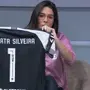 Narradora da Globo, Renata Silveira elege três camisas com significado especial e inclui uma do Botafogo: &#8216;Homenagem linda que o clube fez para mim&#8217;