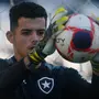 Goleiro de 1,96m, Lucas Barreto vive expectativa de jogar Carioca pelo Botafogo após renovar