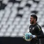 Andrew é negociado com Portugal, e Botafogo chama goleiro do sub-20 para viagem; Rickson também é relacionado