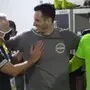 Gatito Fernández, sem muletas, e Carli marcam presença no vestiário na vitória do Botafogo sobre o CSA