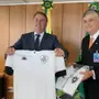 VÍDEO: Botafogo presenteia Bolsonaro com camisa e quadro de Garrincha em Brasília