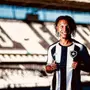 Reforço do Botafogo B, Darius Lewis veste a camisa e celebra oportunidade: ‘Prometo dar tudo de mim por este clube incrível’