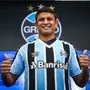 Elkeson se apresenta ao Grêmio e revela ter recusado propostas de rivais do Botafogo ‘por respeito’ ao Glorioso