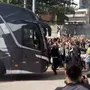 VÍDEOS: Após ordem do policiamento, Botafogo chega por outra rua ao Estádio Nilton Santos com muita festa