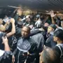 Merecido! Torcida do Botafogo vai ao aeroporto e faz festa para time após vitória épica sobre o Internacional