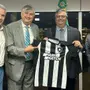 Dirigentes do Botafogo se encontram com Flávio Dino e presenteiam ministro com camisa autografada