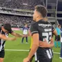 Raí e Kayque reverenciam Eduardo após assistência de calcanhar na vitória do Botafogo: ‘Só ele que viu aquele passe!’