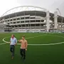 Diretores do Botafogo supervisionam novo gramado sintético do campo anexo, e obras devem terminar no início de junho; veja fotos