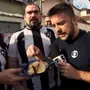 Apresentador se diverte com torcedores do Botafogo no Nilton Santos e constata: ‘É a melhor torcida do Brasil’