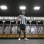 VÍDEO: Diego Costa conhece instalações do Estádio Nilton Santos e aprende mais sobre a história do Botafogo