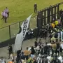 São Januário tem registro de confusão na torcida do Botafogo após derrota para o Grêmio, e objetos são atirados no gramado; veja vídeos