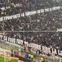Revoltada com a lanterna no Francês, torcida do Lyon questiona John Textor: &#8216;A Ligue 2 ainda te faz rir?&#8217;