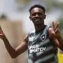 Jeffinho ganha seis quilos na Europa e volta ao Botafogo mais forte fisicamente