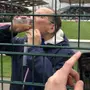 Mais um estádio raiz: John Textor vai a jogo do Lyon contra time da quinta divisão da França e ‘vira’ copo de cerveja dado por torcedores
