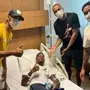 Tchê Tchê recebe a visita de companheiros de posição no Botafogo em hospital