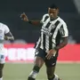 Júnior Santos ironiza após gol mal anulado em Botafogo x Bahia: ‘Meu jogador tomou bomba no braço?’