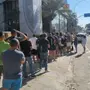 Torcida do Botafogo faz longa fila para comprar camisa nova em General Severiano