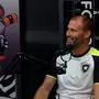 Joel Carli elege jogo mais importante e emociona em podcast: 'Eu amo o Botafogo. Não tem nada mais gratificante que um torcedor agradecido'