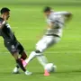 Vasco x Botafogo: Hugo Moura dá entrada violenta na canela de Tchê Tchê e não é expulso; veja lance
