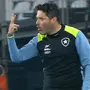 Árbitro relata na súmula reclamações de auxiliar do Botafogo expulso no clássico: ‘Apita direito, para os dois lados!’
