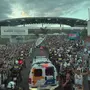 Torcida do Botafogo recebe o ônibus do time no Espírito Santo com uma festa impressionante; veja