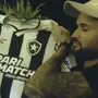 Site espanhol destaca camisa do Botafogo dada de presente de Luiz Henrique para Willian José e brinca: &#8216;Com John Textor tudo é possível&#8217;