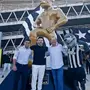 Botafogo inaugura estátua do mascote Bira no setor leste do Estádio Nilton Santos